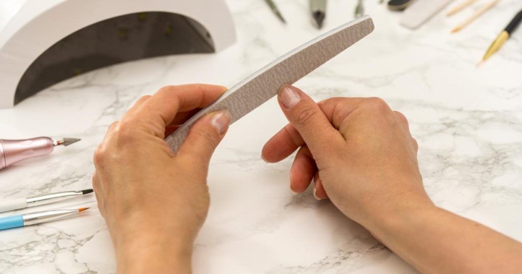 Unghiile dificil de întreținut, atât cele dure, cât și cele groase, reprezintă o provocare obișnuită pentru cei interesați de manichiură și îngrijirea personală