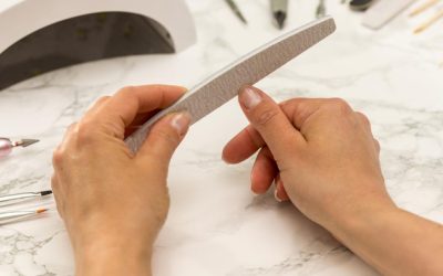 Unghiile dificil de întreținut, atât cele dure, cât și cele groase, reprezintă o provocare obișnuită pentru cei interesați de manichiură și îngrijirea personală