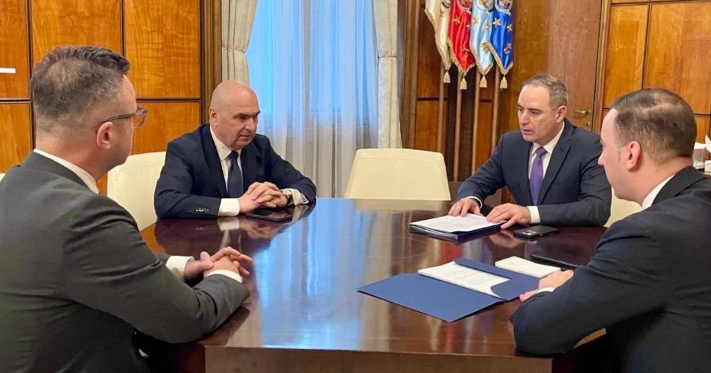 Premierul Ilie Bolojan s-a reunit vineri cu câțiva dintre cei mai importanți membri ai Guvernului pentru a discuta criza prețurilor la carburanți, o problemă cu impact direct asupra buzunarelor consumatorilor și economiei naționale