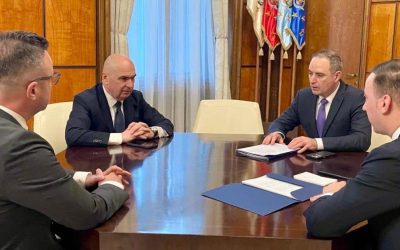 Premierul Ilie Bolojan s-a reunit vineri cu câțiva dintre cei mai importanți membri ai Guvernului pentru a discuta criza prețurilor la carburanți, o problemă cu impact direct asupra buzunarelor consumatorilor și economiei naționale