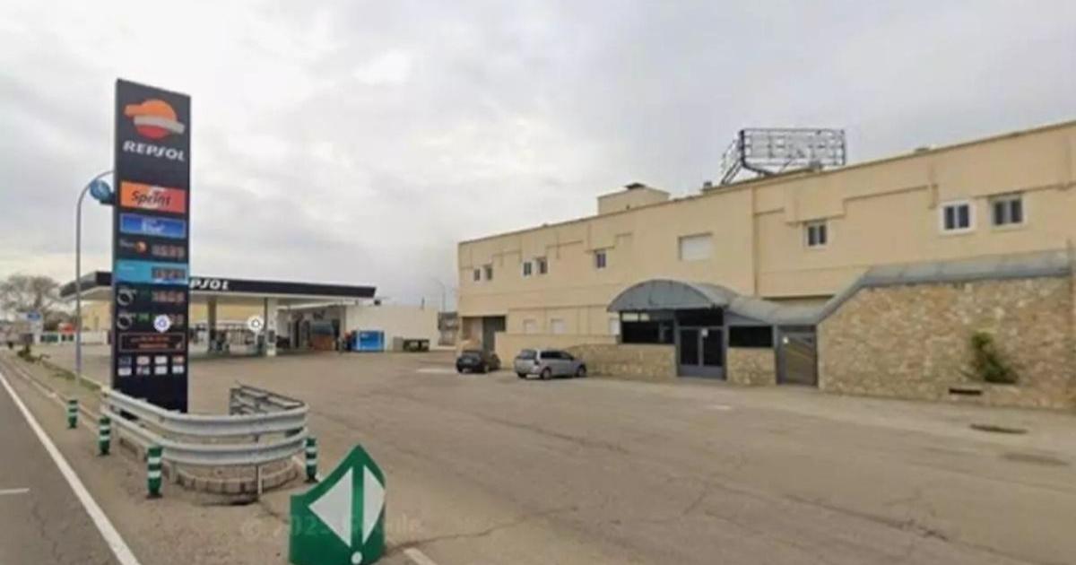 Tragedie în Zaragoza: un șofer român de TIR ucis după ce a surprins un coleg că fură motorină Un incident tragic s-a produs în noaptea de duminică spre luni în orașul Alfajarín, aflat în apropierea Zaragoza, Spania, în urma căruia un șofer român de TIR și-a pierdut viața în mod șocant