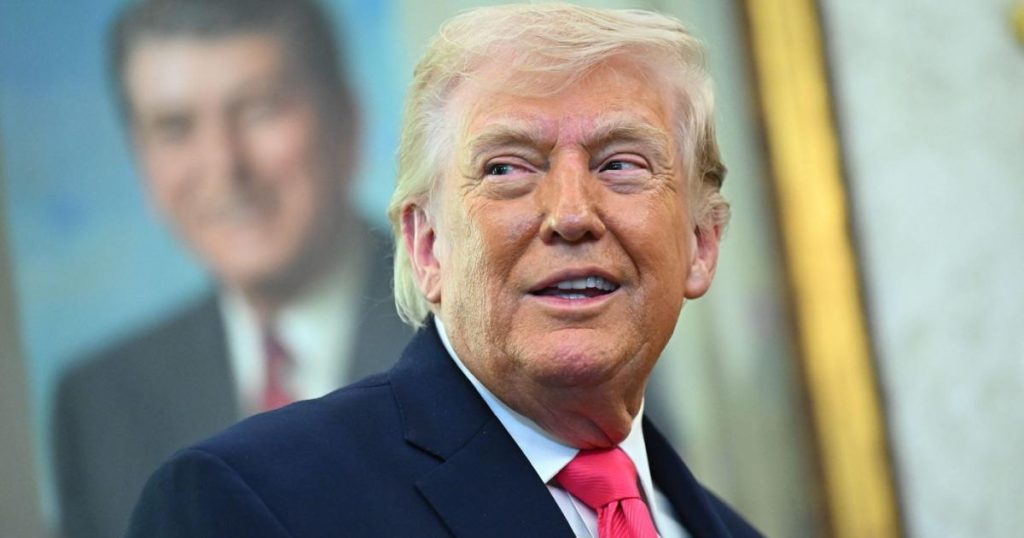 Donald Trump, în spatele deciziilor strategice din umbră: videoclipuri zilnice cu bombardamentele asupra Iranului Fostul președinte al Statelor Unite, Donald Trump, continuă să fie implicat activ în gestionarea situației tensionate din Orientul Mijlociu, chiar și din afara Biroului Oval