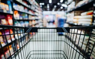 Un angajat de 10 ani la un supermarket din Taranto, Italia, a fost concediat după ce a fost acuzat că a furat o sticlă mică de apă, de nici un euro, din magazin