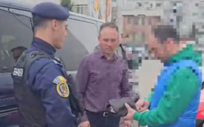 Jandarm din Bacău găsește și returnează o borsetă cu bani, reacția proprietarului (VIDEO)