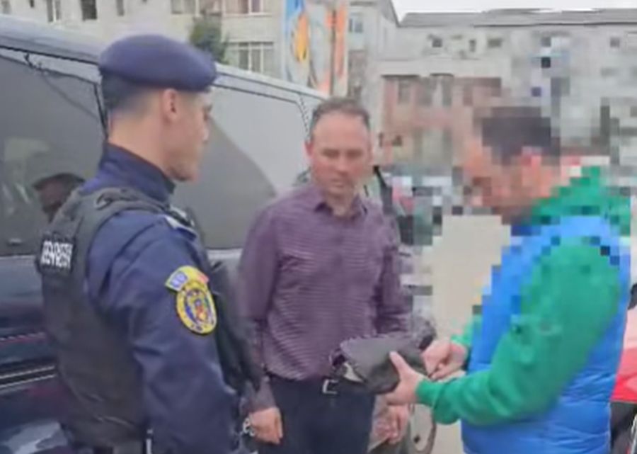 Jandarm din Bacău găsește și returnează o borsetă cu bani, reacția proprietarului (VIDEO)
