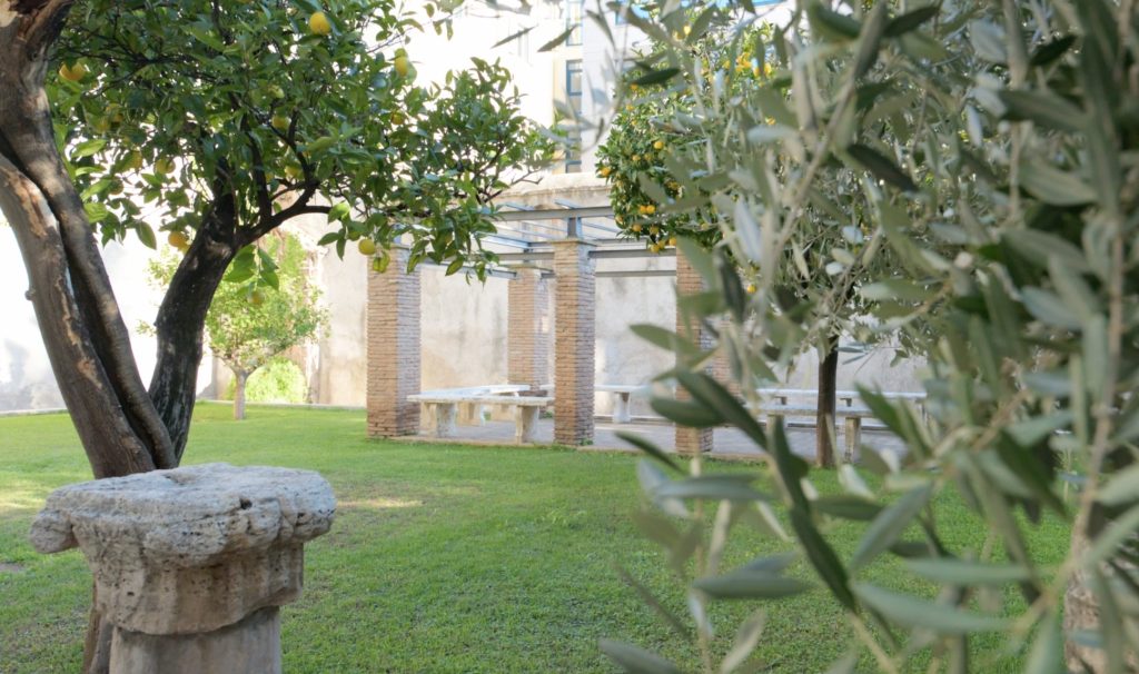 Un palat istoric din centrul Romei, aflat la câțiva pași de Quirinale și cu o istorie ce îl leagă de cele mai importante personalități ale Bisericii Catolice, trăiește acum un nou capitol