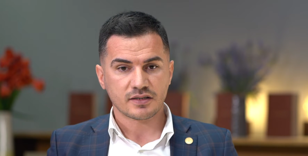 Un scandal major zguduie trimestrul administrației locale, după ce un angajat al unei instituții publice din țară a fost acuzat că a petrecut mai multe zile în Dubai în timpul programului de muncă, susținând că era în concediu medical, însă realitatea fiind alta