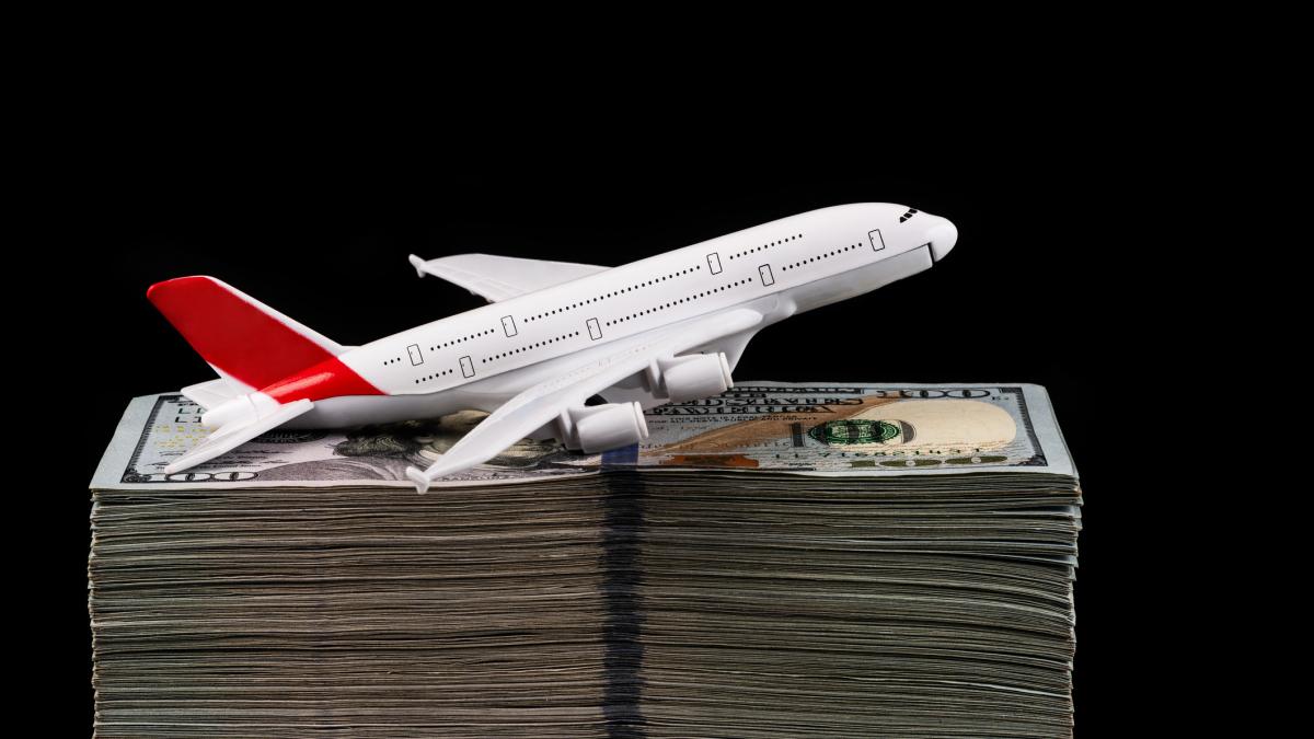 Războiul cu Iranul pune din nou presiune pe prețurile internaționale ale petrolului, cu impact direct asupra industriei aviatice Tensiunile din Orientul Mijlociu, amplificate de conflicte și escaladări militare, continuă să dea de furcă pieței globale a energiei