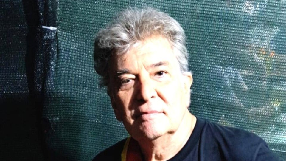 Iulian Vrabete, fondator și basist emblematic al trupei rock Holograf, a încetat din viață, lăsând în urma sa o amprentă durabilă în peisajul muzicii românești