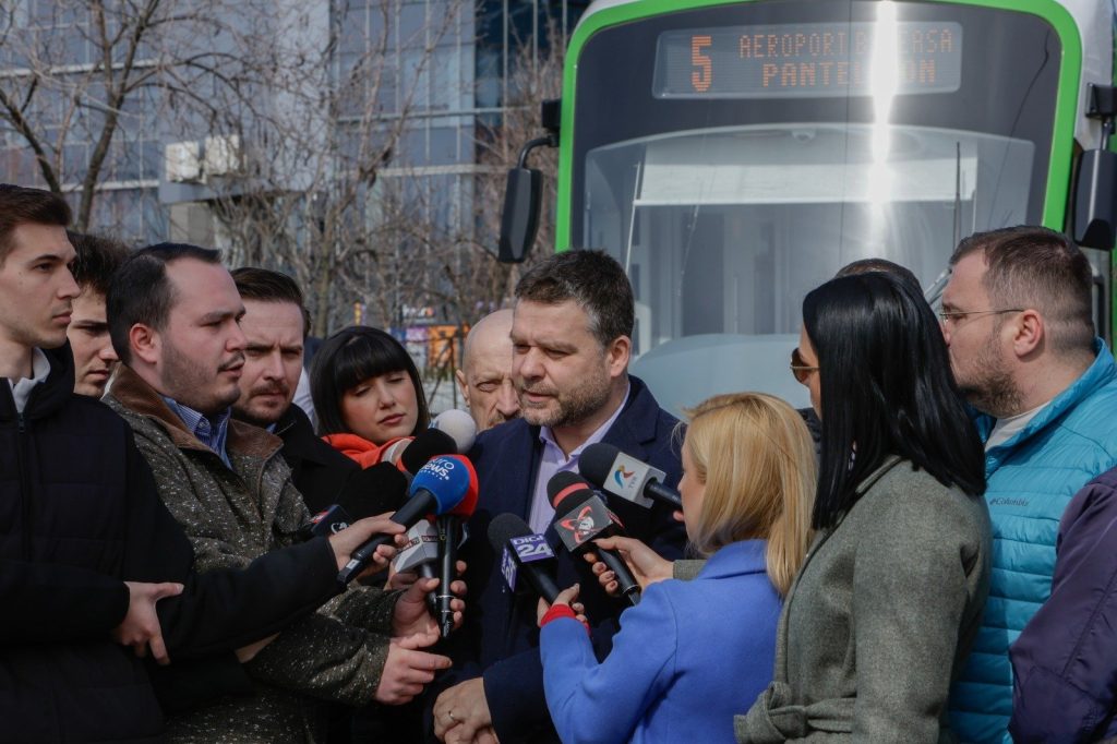 După o pauză de doi ani, tramvaiul 5 revine în circuitul din București, însă cu o configurație extinsă și modernizată, confirmând dorința autorităților de a îmbunătăți conexiunile de transport în Capitală și de a revitaliza infrastructura de tramvai