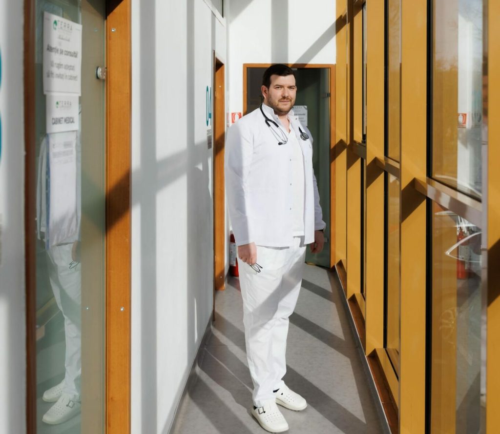 România va trece în noaptea de 28 spre 29 martie 2026 la ora de vară, marcând începutul unei perioade de adaptare pentru organism, afectată de schimbarea bruscă a ritmului zilnic