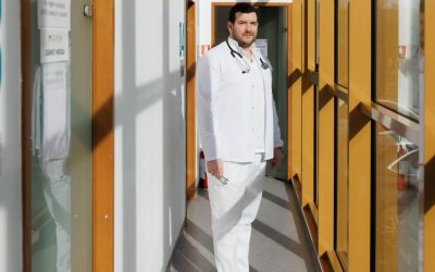 România va trece în noaptea de 28 spre 29 martie 2026 la ora de vară, marcând începutul unei perioade de adaptare pentru organism, afectată de schimbarea bruscă a ritmului zilnic