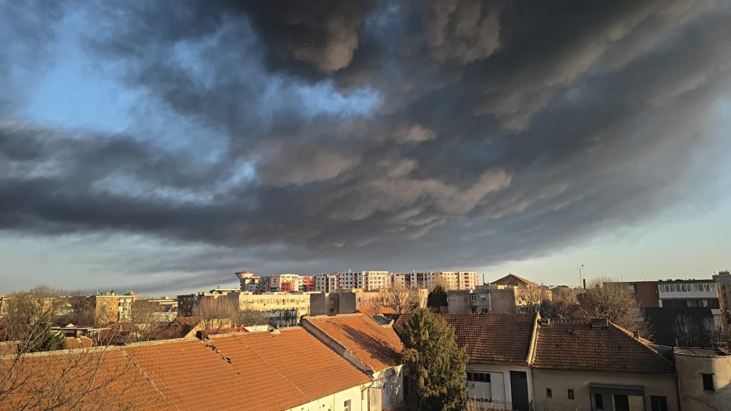 Incendiul de amploare de la fabrica de polistiren din Arad a generat alarmă în rândul locuitorilor din zonă, autoritățile fiind în alertă pentru gestionarea situației