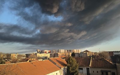 Incendiul de amploare de la fabrica de polistiren din Arad a generat alarmă în rândul locuitorilor din zonă, autoritățile fiind în alertă pentru gestionarea situației