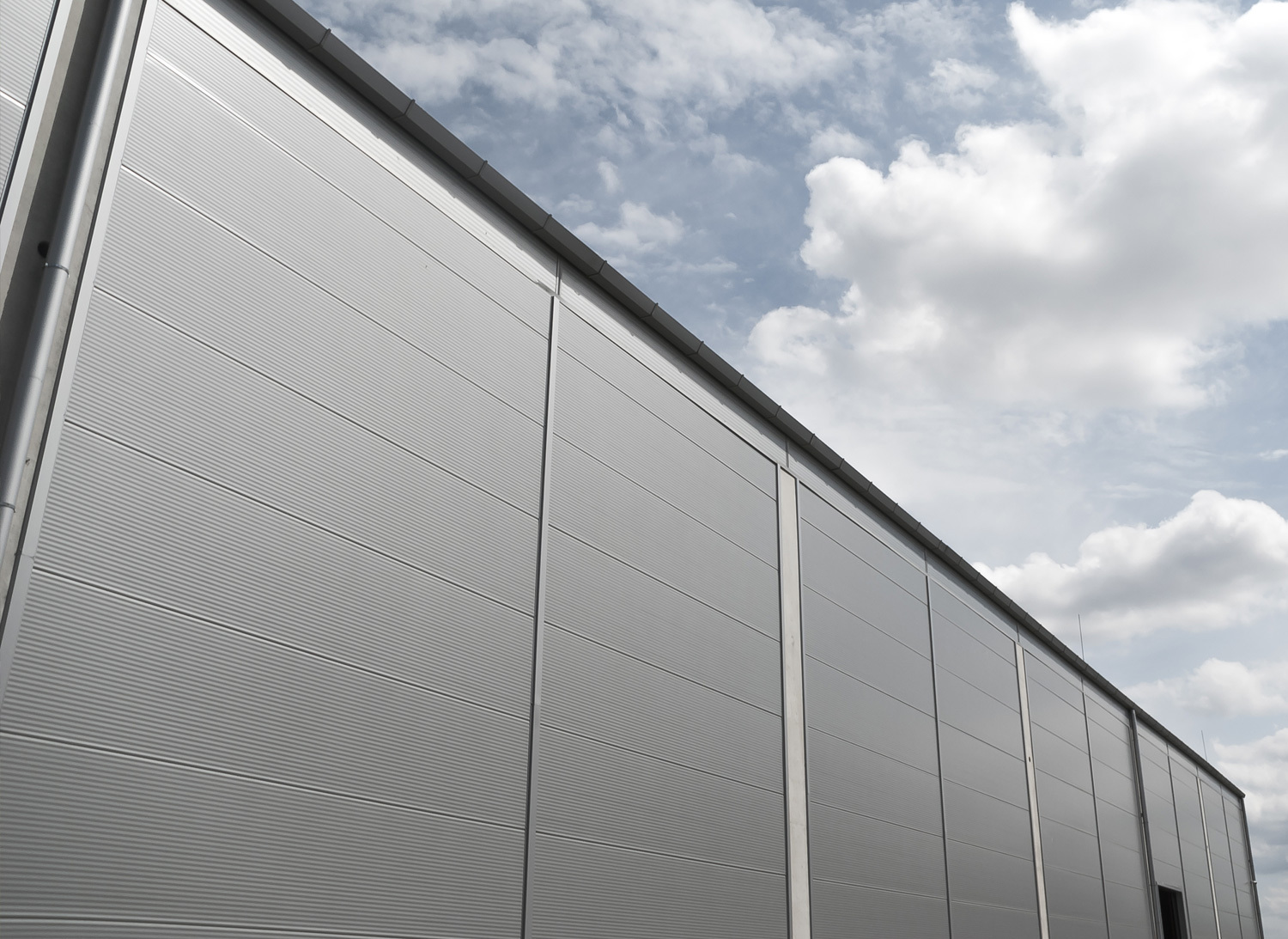 Panourile sandwich reprezintă o soluție pratică și eficientă pentru închiderea rapidă a diverselor tipuri de spații, dar alegerea și montajul lor corect pot face diferența între o investiție durabilă și costuri suplimentare considerabile