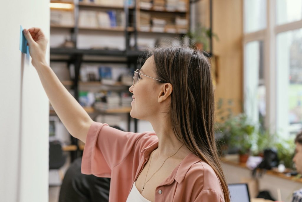 Un student român a revoluționat modul în care înșurubăm și agățăm obiecte pe pereți, propunând o soluție inovatoare pentru locuințele închiriate și nu numai