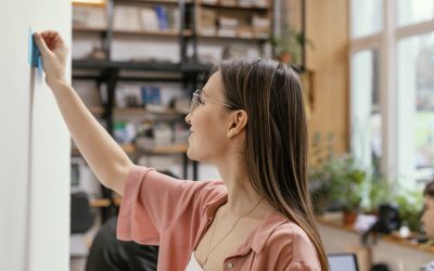 Un student român a revoluționat modul în care înșurubăm și agățăm obiecte pe pereți, propunând o soluție inovatoare pentru locuințele închiriate și nu numai