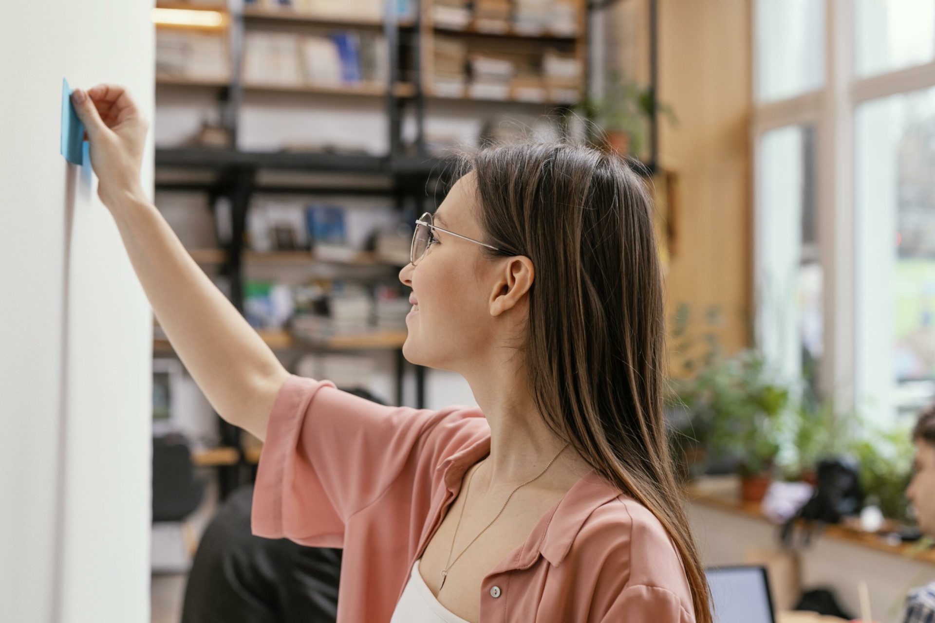 Un student român a revoluționat modul în care înșurubăm și agățăm obiecte pe pereți, propunând o soluție inovatoare pentru locuințele închiriate și nu numai