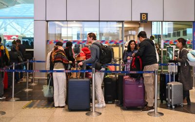 Vacanțele rezervate în avans: riscuri și consecințe în contextul situației globale de criză Cei care iau în calcul anularea vacanțelor deja antamate în aceste zile tulburi trebuie să se gândească de două ori înainte de a face un pas riscant