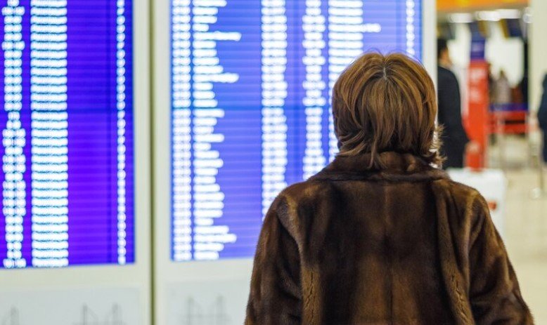 Zborurile din Dubai către București au reluat miercuri după-amiază, dar privirile și grijile românilor care așteptau să plece au fost, din nou, îndreptate în direcțe diferite