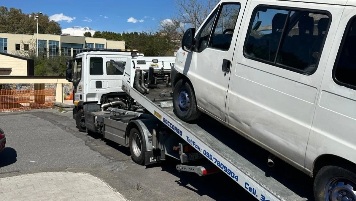 Poliția din Paternó, Sicilia, a descoperit o familie de români locuind ilegal într-un apartament, fără contracte pentru utilități și cu probleme legate de conducerea auto