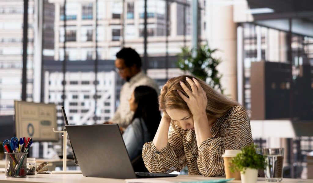 Epuizare cruntă? Medicul îți dă concediu medical pentru burnout în România