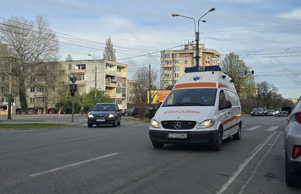 Șoferii români, urmărind ambulanțele: Pot trece pe roșu? Ce spune legea