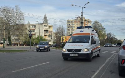 Șoferii români, urmărind ambulanțele: Pot trece pe roșu? Ce spune legea