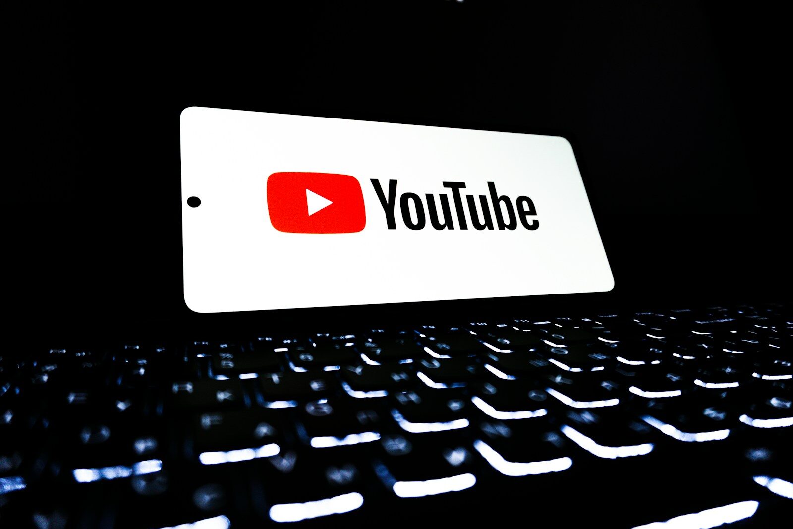 YouTube a eliminat un canal pro-Iran, cu ironii LEGO la adresa lui Donald Trump