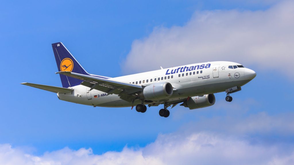 Lufthansa, lovită de scumpiri: 20.000 de zboruri anulate, haos în Europa