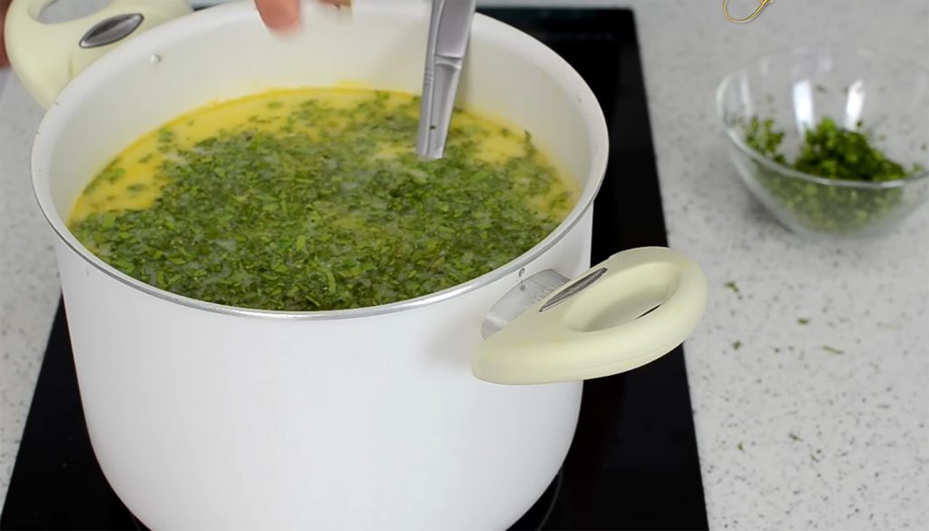 Greșeală fatală în ciorba de miel: condimentul pe care-l arunci la gunoi!