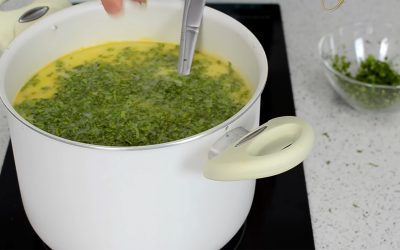 Greșeală fatală în ciorba de miel: condimentul pe care-l arunci la gunoi!