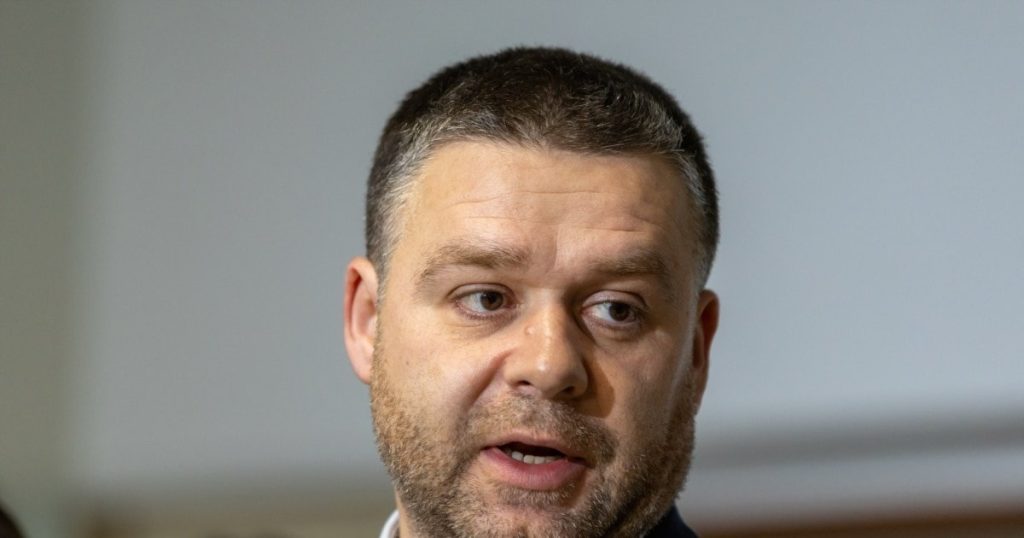 Sute de posturi dispărute: Comasări masive în mai multe instituții