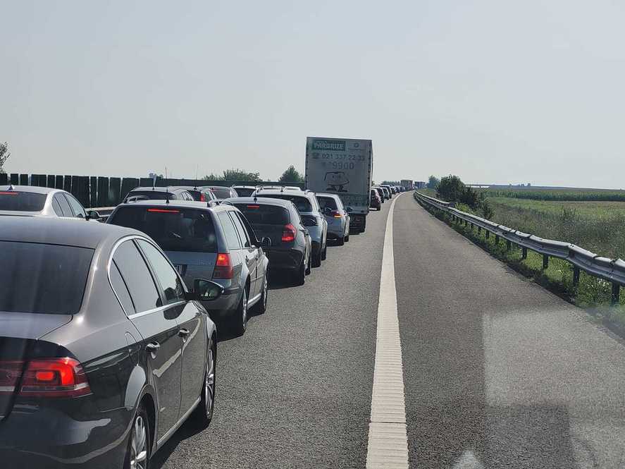 Blocaje infernale pe autostrăzi: A1, A2, A3, A7 și drumurile naționale sub asediu