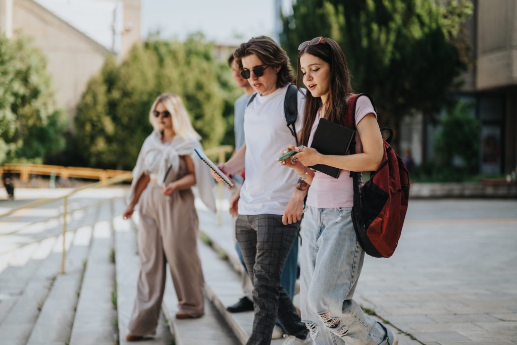 România, prima opțiune pentru tineri: Ce-i motivează să rămână acasă?