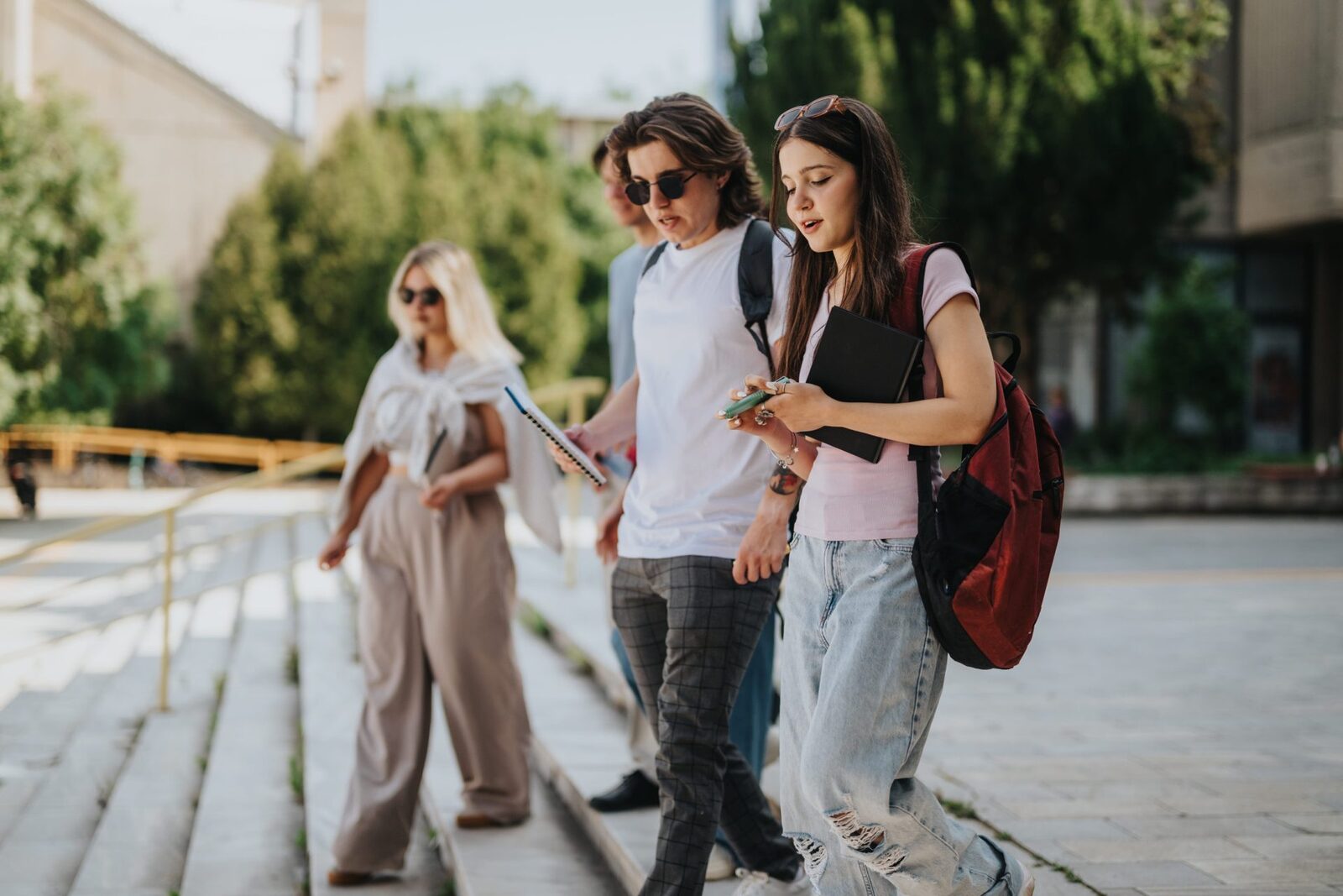 România, prima opțiune pentru tineri: Ce-i motivează să rămână acasă?