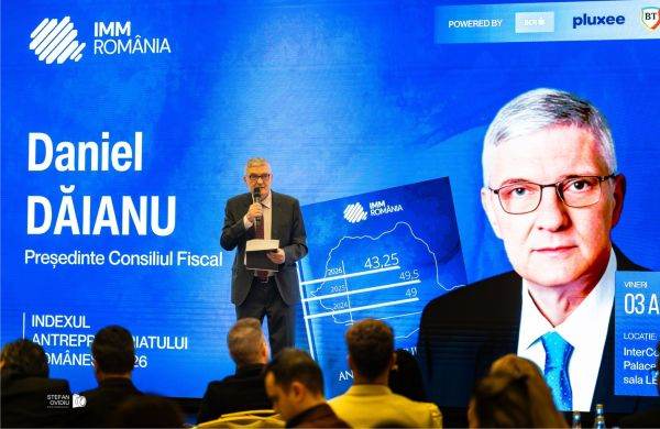 Daniel Dăianu, președintele Consiliului Fiscal, a subliniat sâmbătă, în timpul prezentării Indicelui de Antreprenoriat pentru 2026, că România trebuie să mențină eforturile de consolidare fiscală și să combată evaziunea fiscală și corupția pentru a evita o recesiune într-un context economic marcat de instabilitate