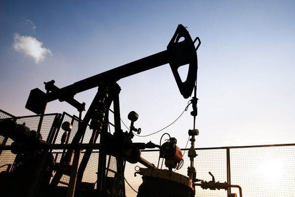 OPEС+ decide creșterea producției de petrol pentru luna mai