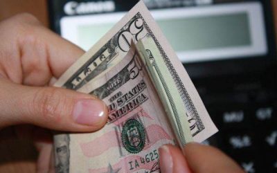 Dolarul, sub presiune: Iranul dă emoții, dar scăderea monedei e limitată