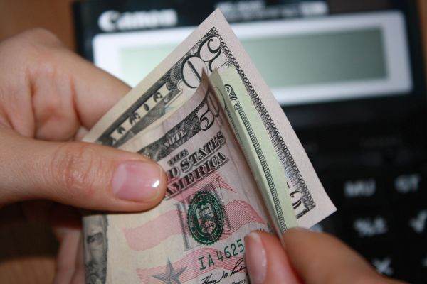 Dolarul, sub presiune: Iranul dă emoții, dar scăderea monedei e limitată