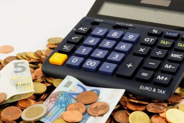Euro, în scădere: Cursul valutar a atins pragul de 5,0988 lei astăzi