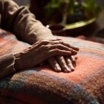 Uitarea viselor, semn al lui Alzheimer: Alertă pentru vârstnici în România