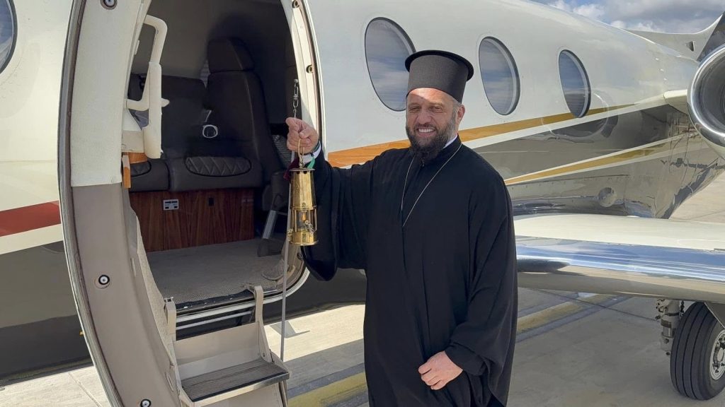 Lumina Sfântă a ajuns în România, adusă din Ierusalim