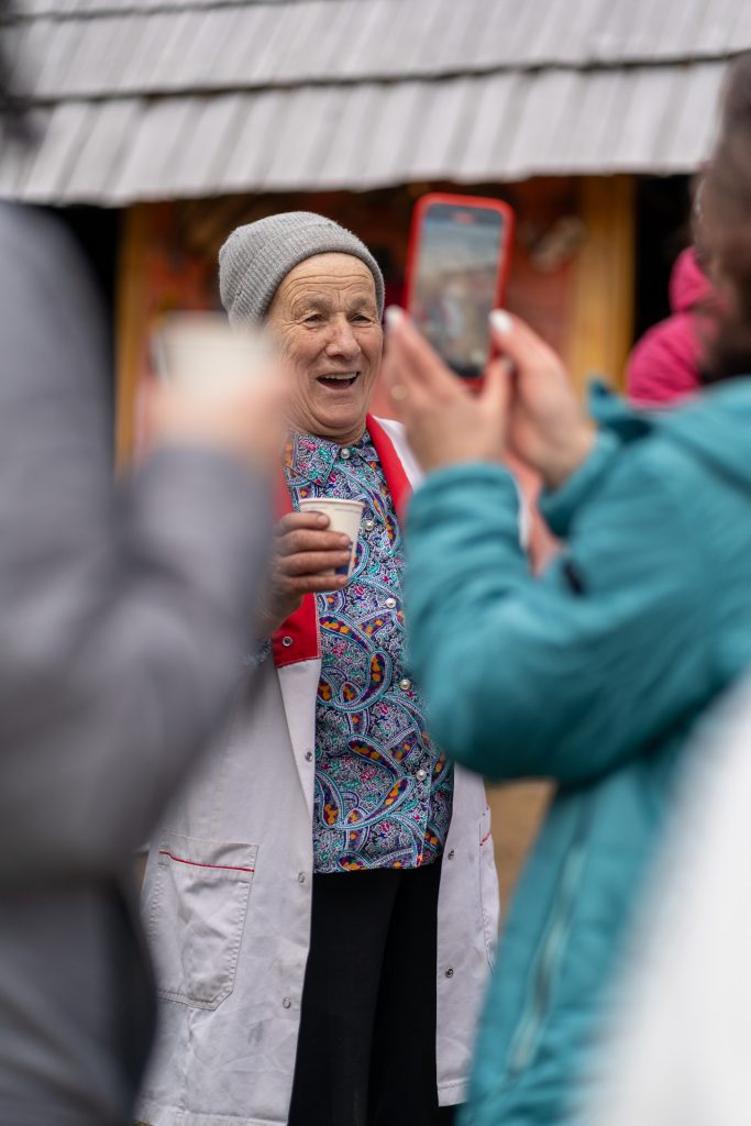 Maria Hoadrea, bunica din Țara Colibelor: cum îi așteaptă pe turiști cu bunătăți