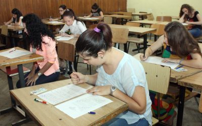 Simulările examenului de Bacalaureat din 2026 au înregistrat o creștere a participării și a notelor peste 5, potrivit datelor furnizate de Ministerul Educației