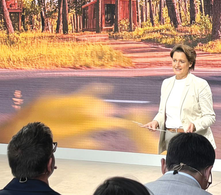 Bucureștiul, blocat-n crize, în timp ce Ungaria și Turcia fac afaceri, iar Dacia uită de Mioveni