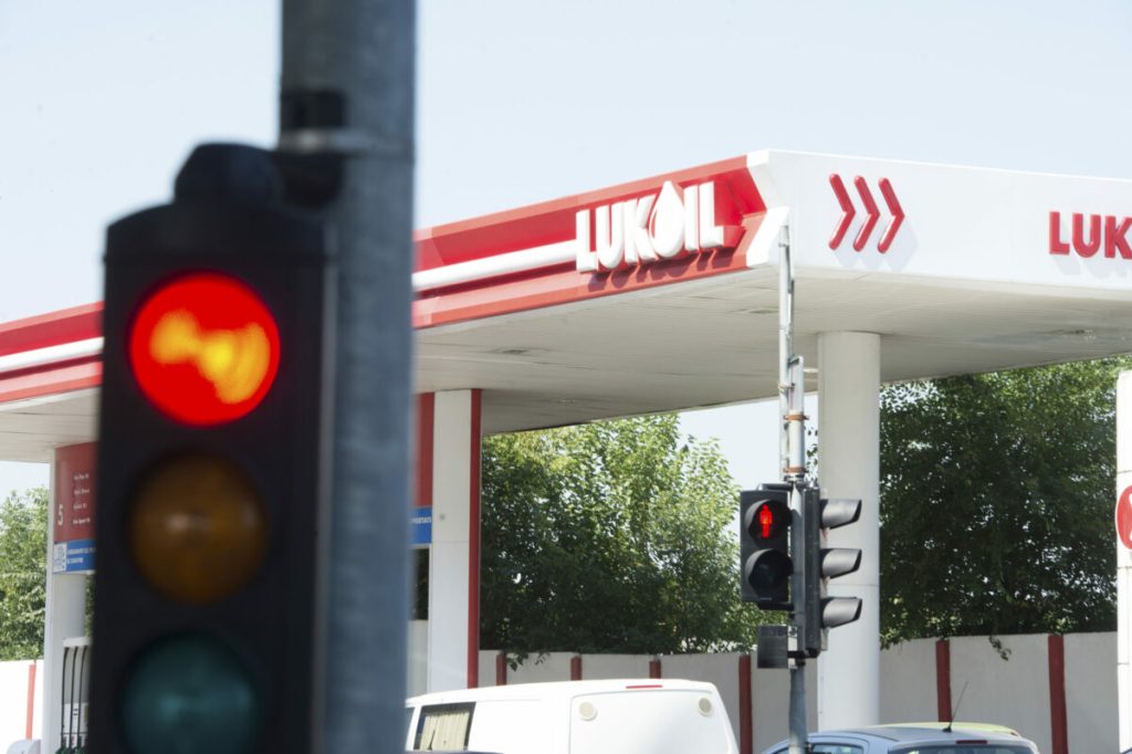 Lukoil, scapă de sancțiuni: SUA amână din nou termenul pentru benzinăriile din România