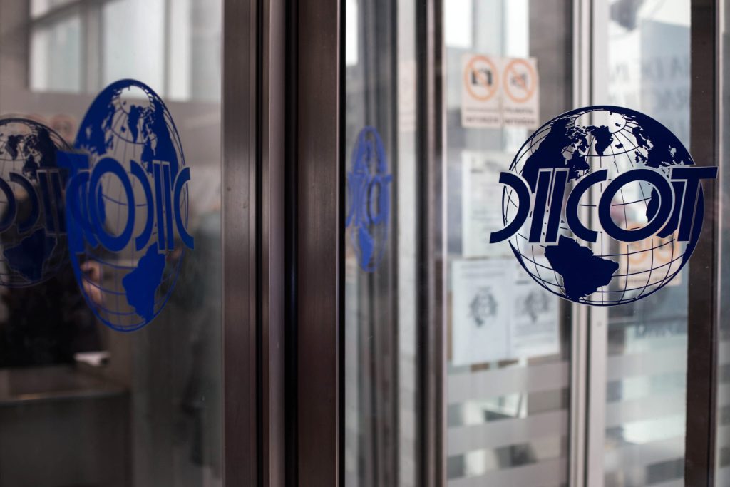 Droguri pentru elevi: DIICOT, percheziții în trei județe