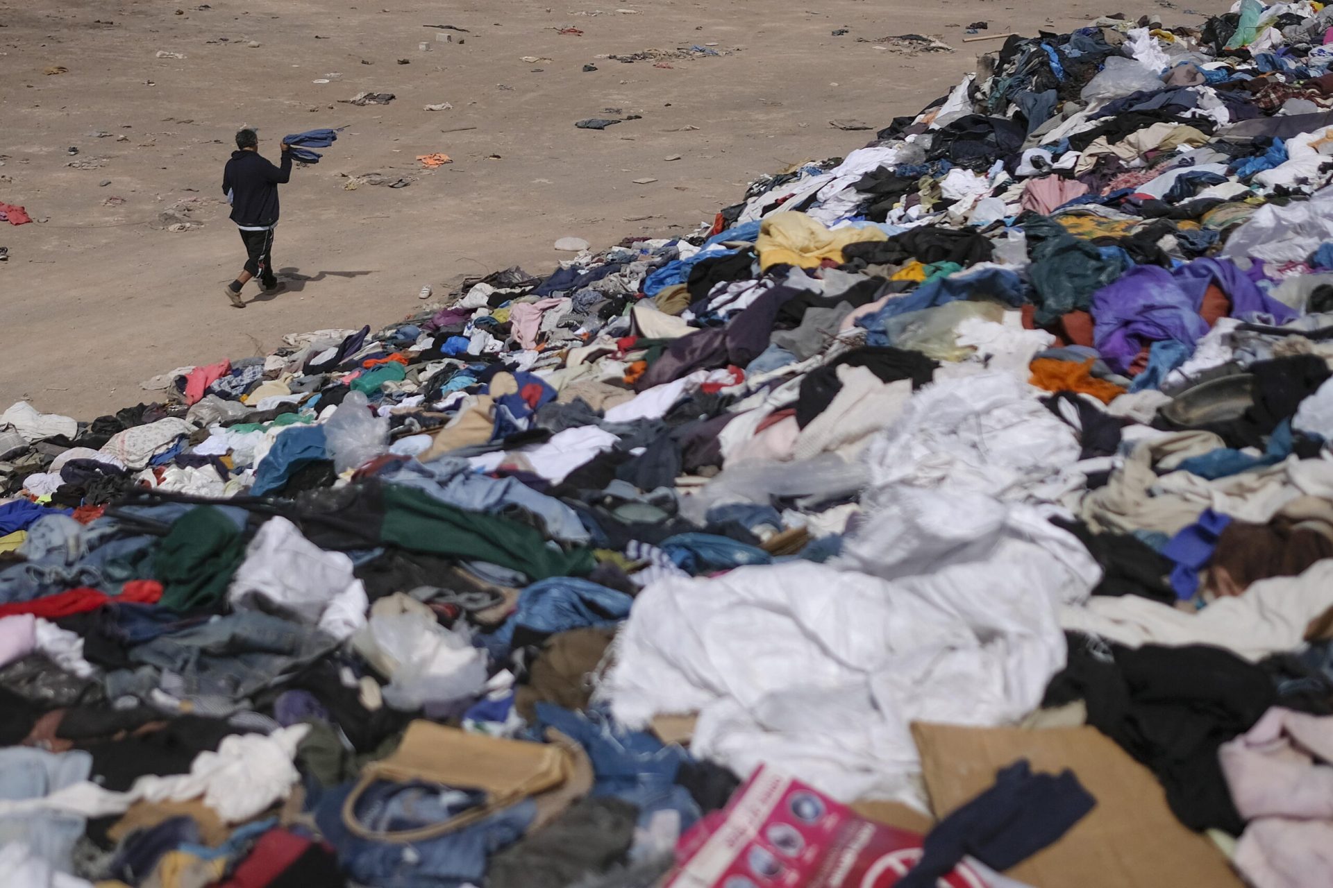 Proiectul de OUG privind produsele second-hand duce la controverse în industria reutilizării textile Un proiect de ordonanță de urgență (OUG) inițiat de Ministerul Mediului, în colaborare cu Ministerul Economiei, a stârnit reacții aprinse în domeniul reutilizării textile