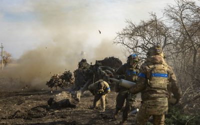 Ucraina eliberează trei prizonieri RUȘI cu steaguri albe pe front